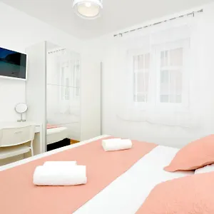 apartments-town.hotels-in-trogir.com/